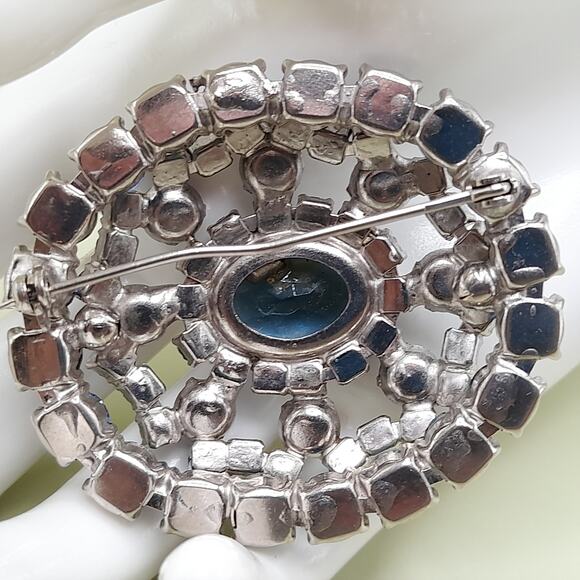 Vintage Blue Rhinestone Oval Brooch, Silver Tone, 1960s, 1 1/8 Inch - Picture 7 of 13